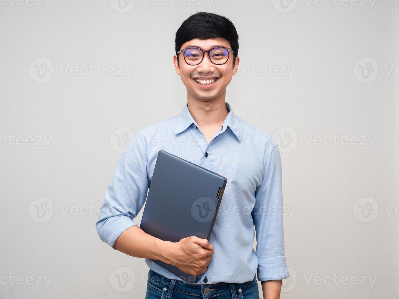 jong zakenman teder glimlach Holding laptop geïsoleerd foto