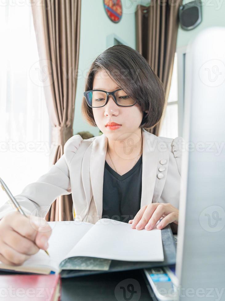 tienermeisje dat op laptop in kantoor aan huis werkt foto