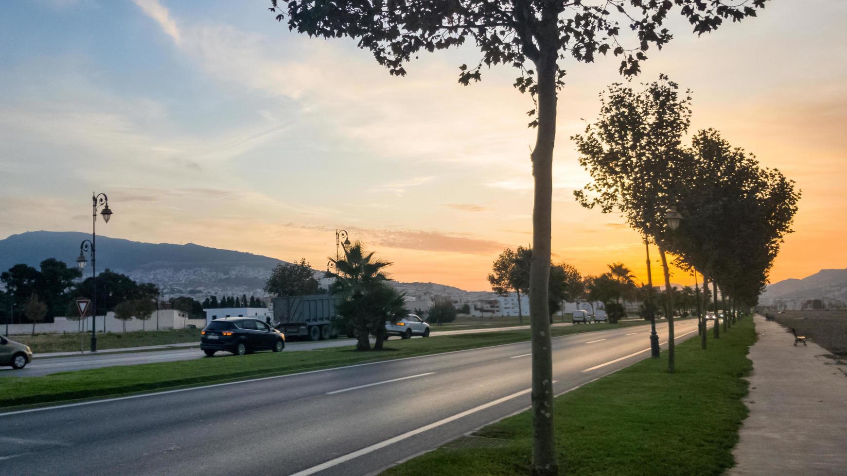 zonsondergang visie van de bodem van de stad foto