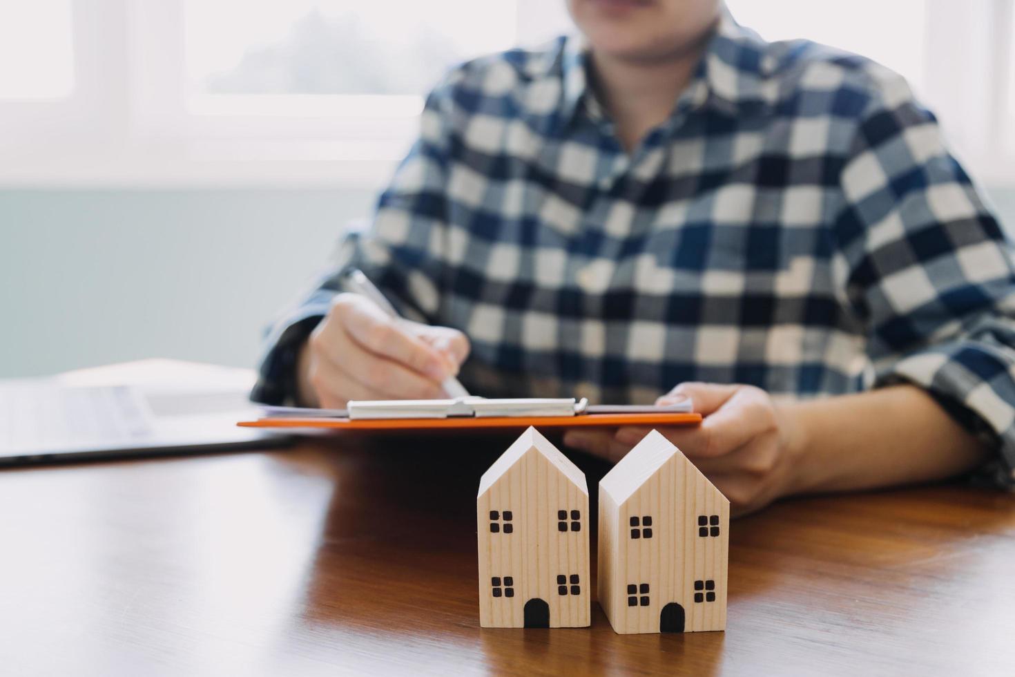 ondertekening huis verkoop en verzekering contracten met echt landgoed agenten, ondertekening contracten naar weten de voorwaarden van buying en verkoop huizen en echt landgoed, contract ondertekening ideeën. foto