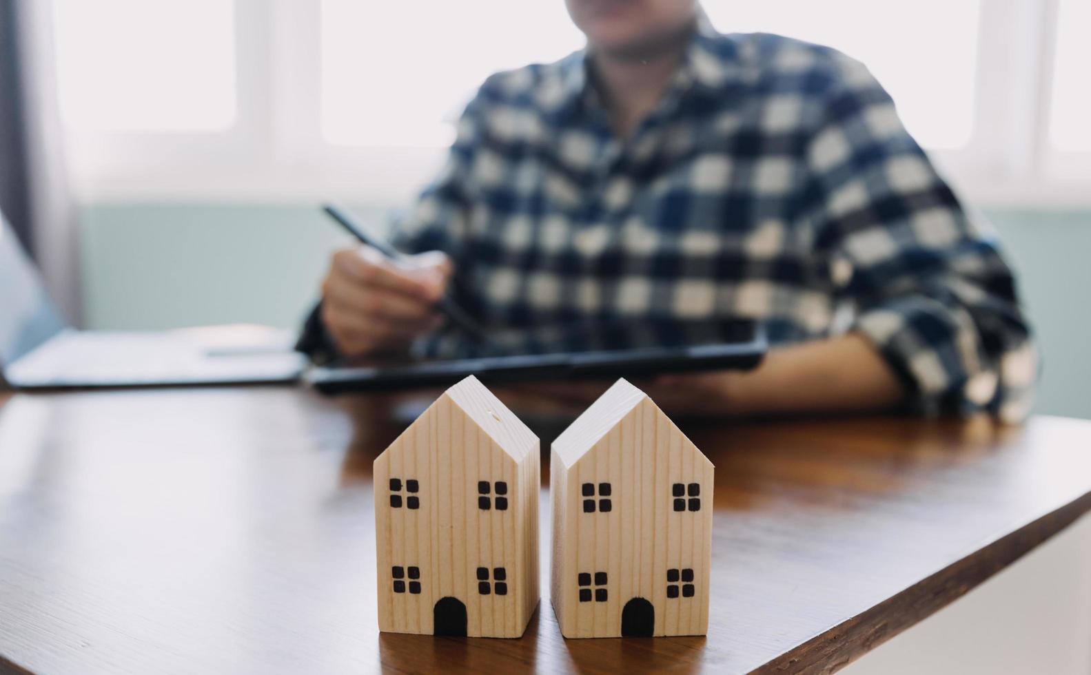 ondertekening huis verkoop en verzekering contracten met echt landgoed agenten, ondertekening contracten naar weten de voorwaarden van buying en verkoop huizen en echt landgoed, contract ondertekening ideeën. foto