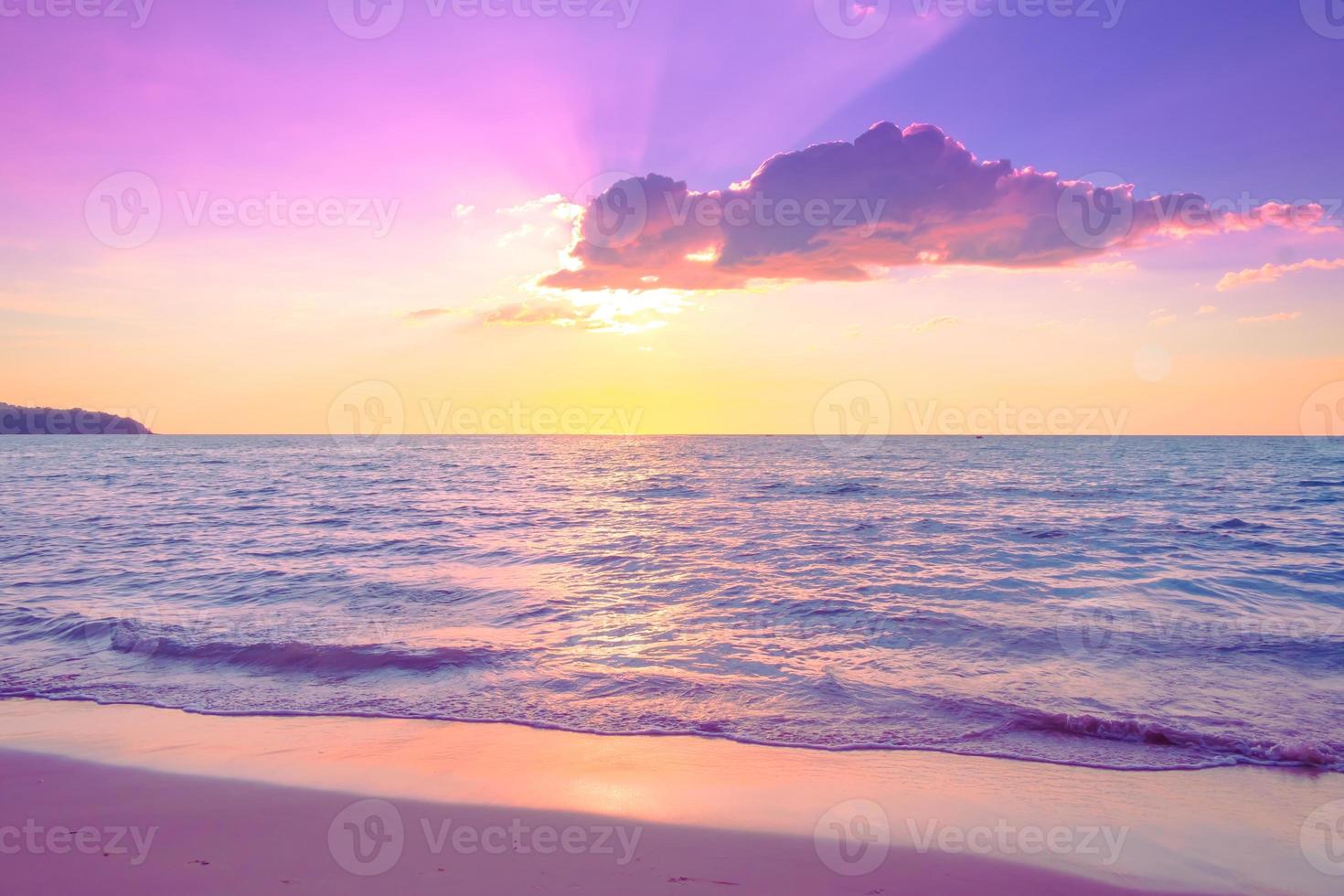 mooi zonsondergang over- de zee Aan de tropisch strand met lucht en wolken voor reizen in vakantie kom tot rust tijd foto