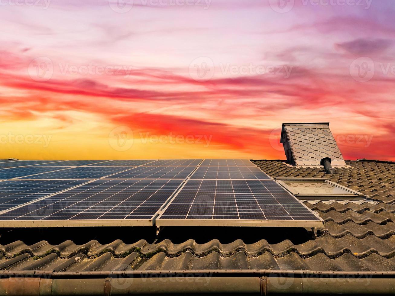 zonnepanelen die schone energie produceren op een dak van een woonhuis foto