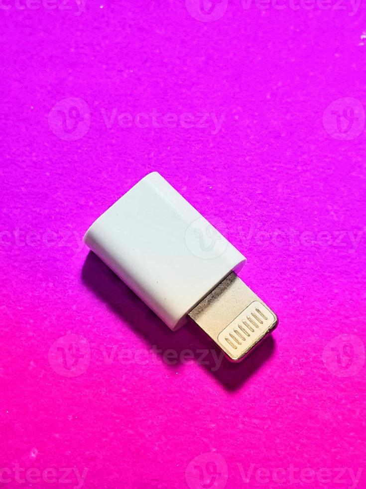 geïsoleerd foto van een USB bliksem appel otg bestuurder Aan de Gaan