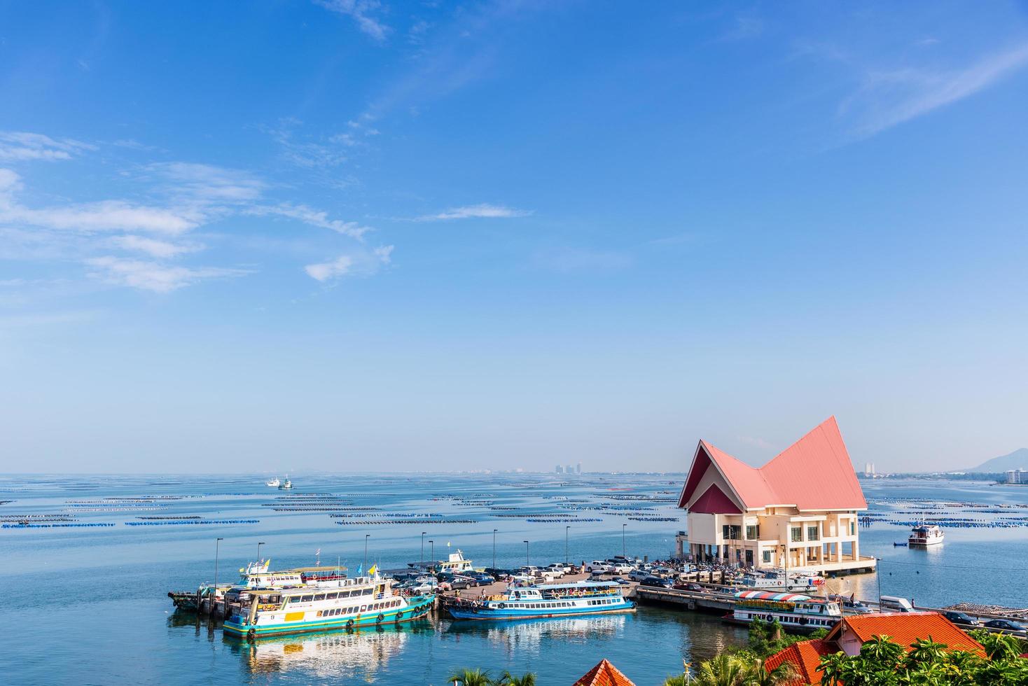 toeristen reizen door boot naar koh sichang eiland foto
