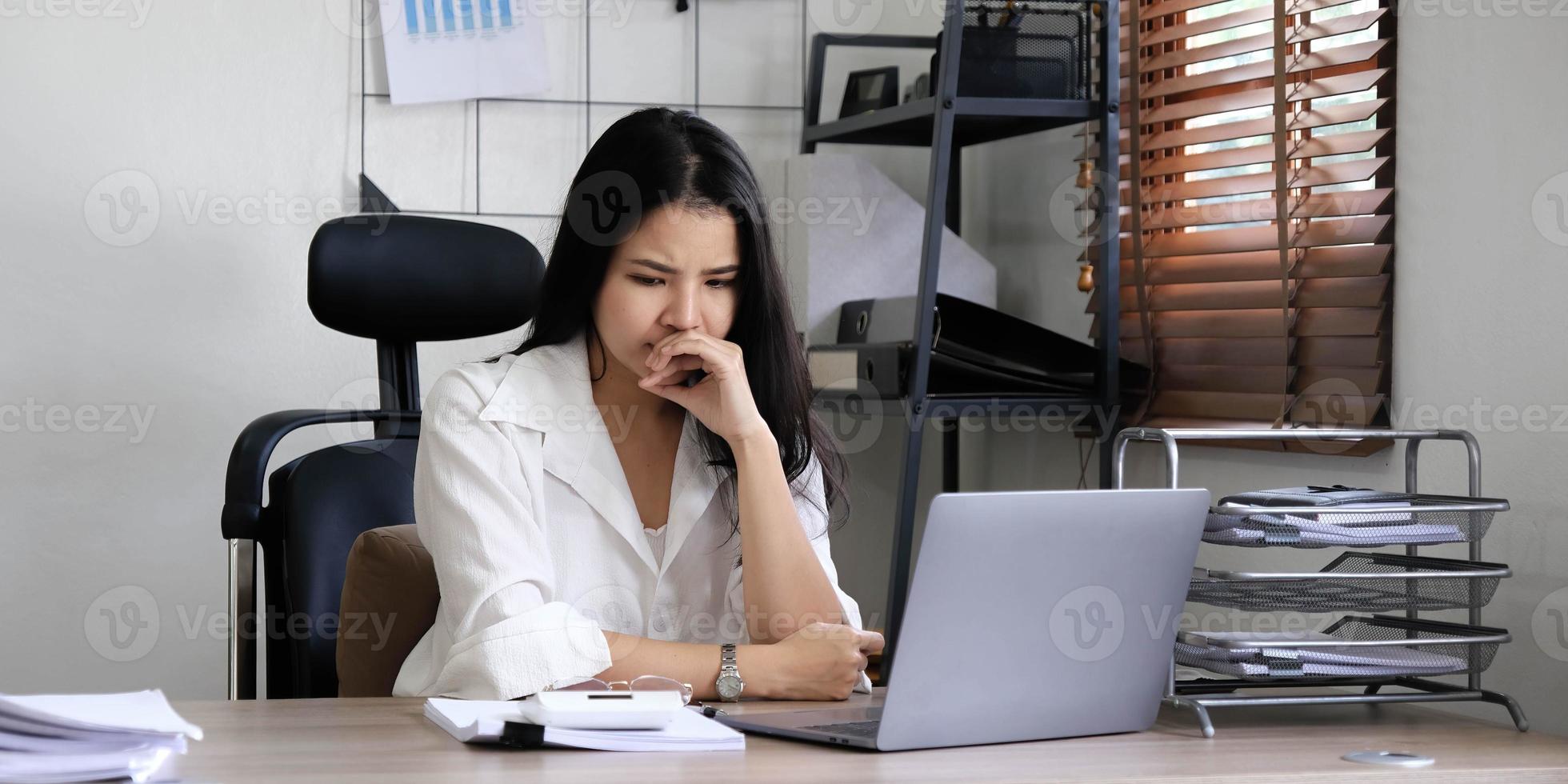 moe vrouw werknemer Holding hoofd Aan hand, op zoek Bij computer scherm, aan het doen moeilijk taak, hebben probleem met computer software. benadrukt uitgeput zakenvrouw lijden van hoofdpijn, gevoel verveeld. foto