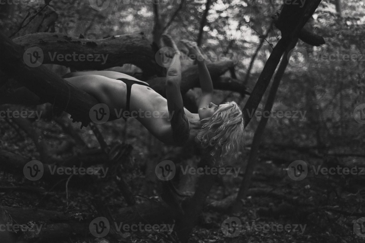 elegant naakt dame Aan gedaald boom monochroom toneel- fotografie foto