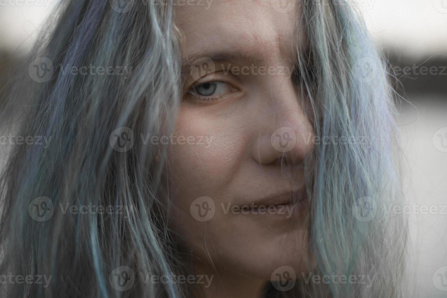 dichtbij omhoog blauw ogen vrouw met grijs haar- op zoek vooruit met glimlach portret afbeelding foto