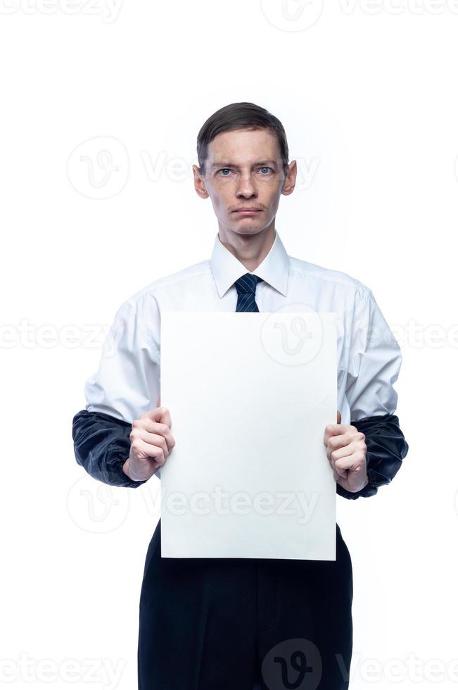 zakenman met een stuk papier in zijn handen op een witte, geïsoleerde achtergrond foto