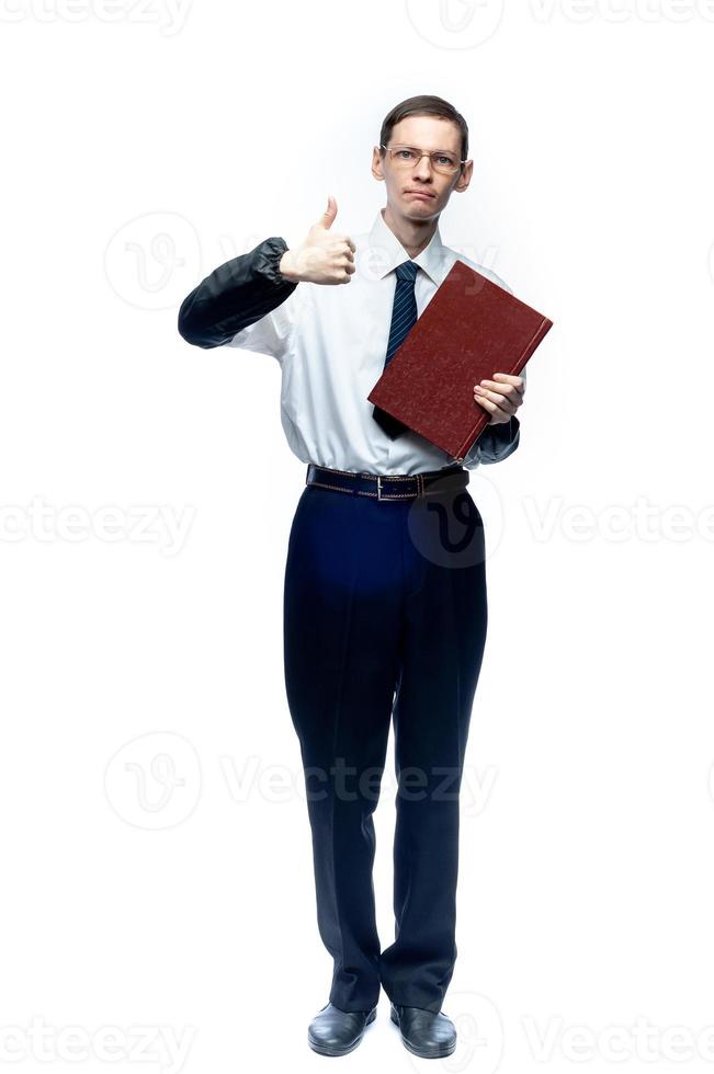 een zakenman met een stropdas en een bril met een tijdschrift in zijn handen op een witte, geïsoleerde achtergrond foto
