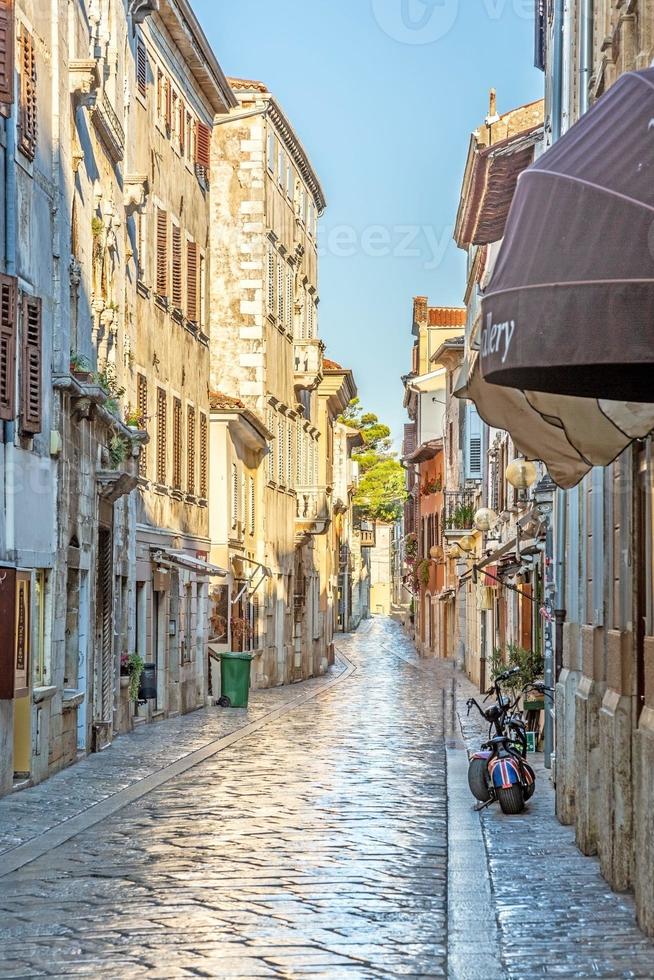 beeld van de historisch centrum van de Kroatisch kust- stad- van porec in de ochtend- licht gedurende de zonsopkomst foto