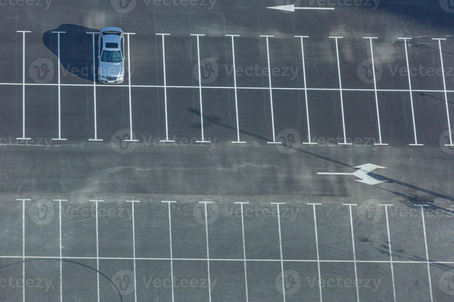 antenne visie van leeg auto park dek met een eenzaam auto gedurende dag foto