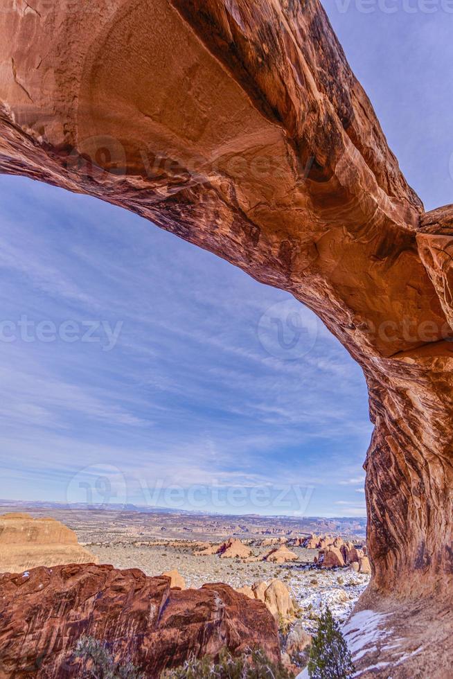 panoramisch afbeelding van natuurlijk en geologisch vraagt zich af van bogen nationaal park in Utah in winter foto