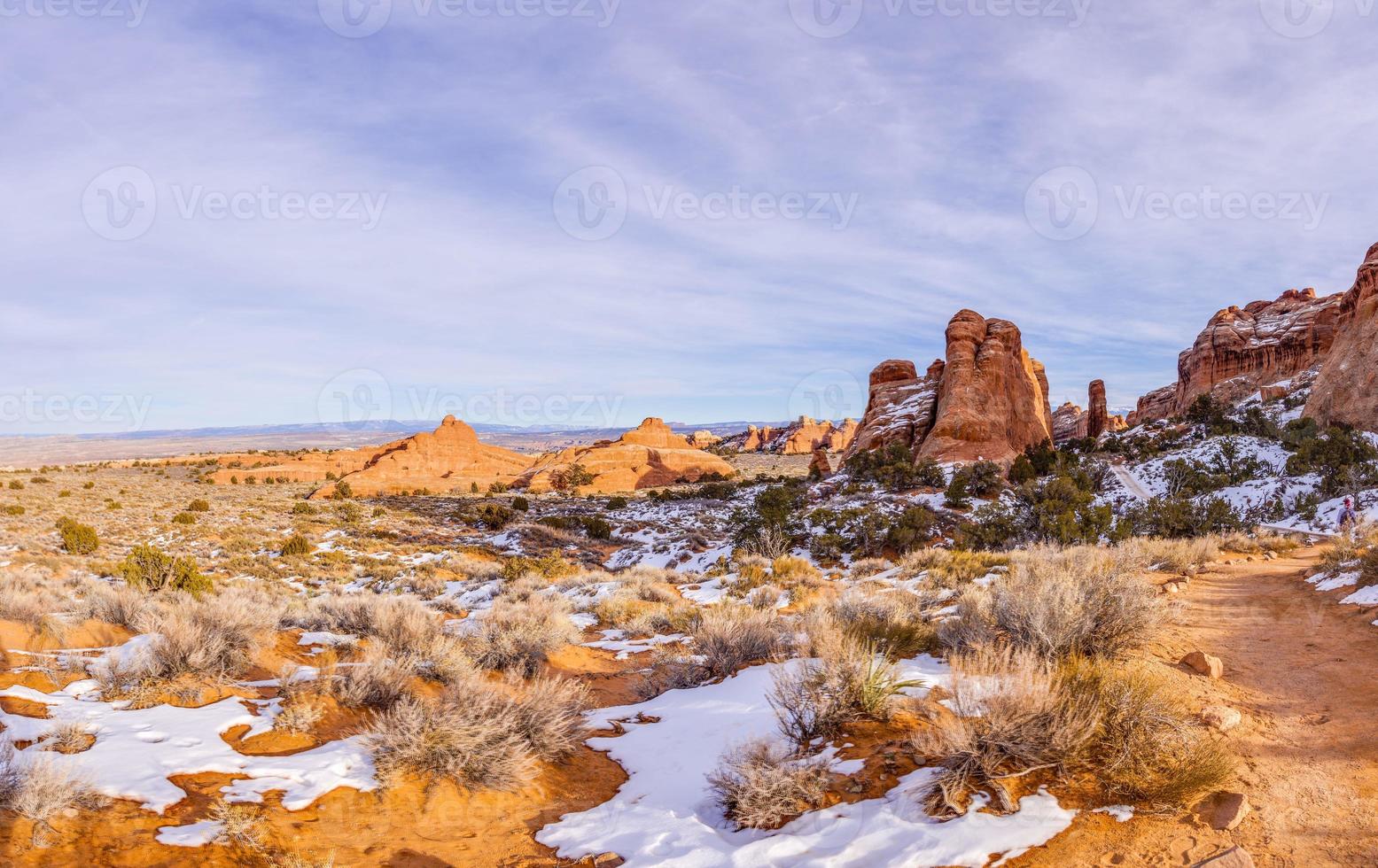 panoramisch afbeelding van natuurlijk en geologisch vraagt zich af van bogen nationaal park in Utah in winter foto