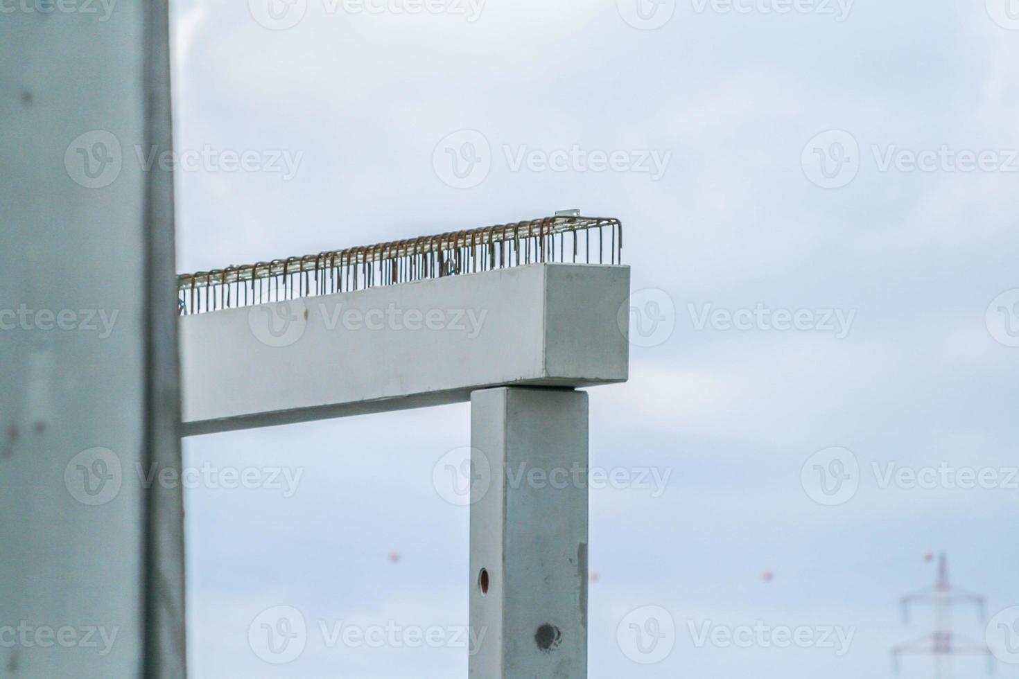 geprefabriceerd beton elementen Aan bouw plaats gedurende installatie werkwijze foto