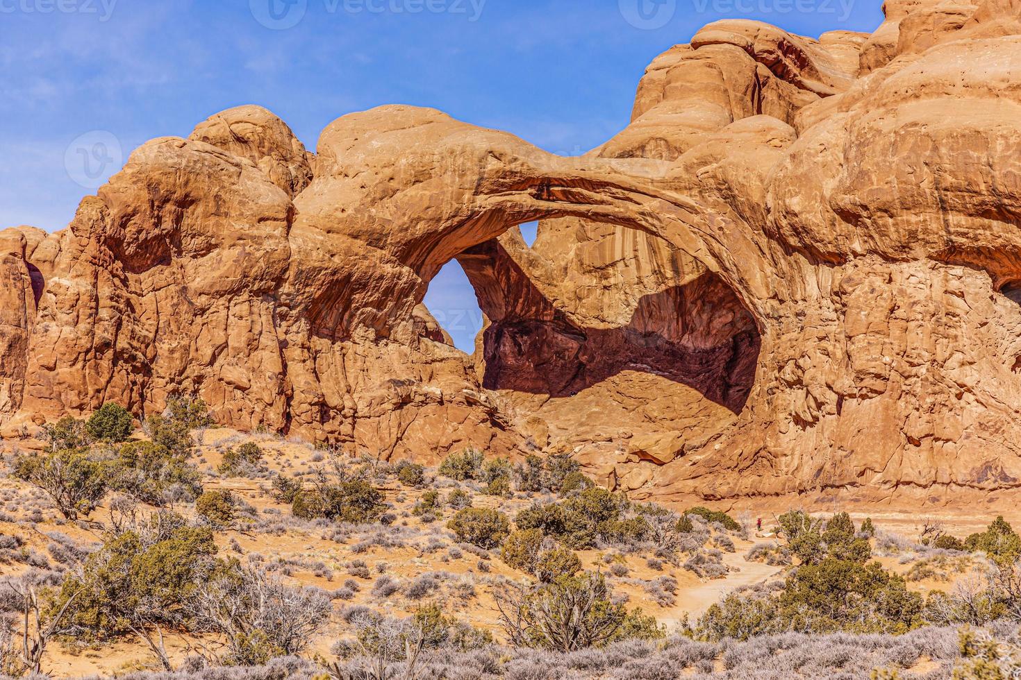 panoramisch afbeelding van natuurlijk en geologisch vraagt zich af van bogen nationaal park in Utah in winter foto