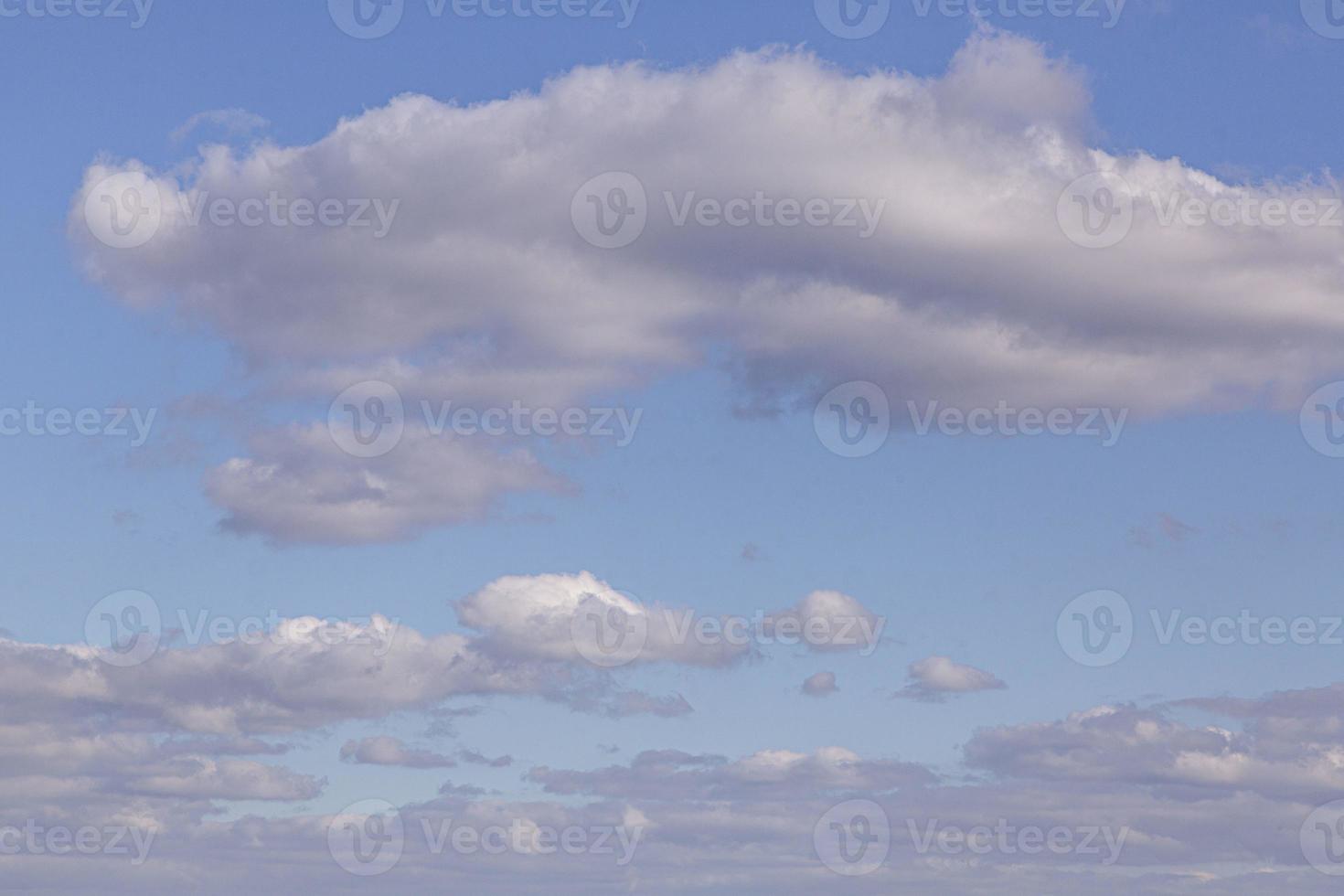 beeld van een gedeeltelijk bewolkt en gedeeltelijk Doorzichtig lucht gedurende de dag foto