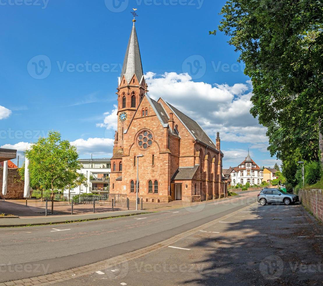 afbeelding van de miltenberg stad poort gelegen niet de hoofd rivier- brug gedurende dag foto