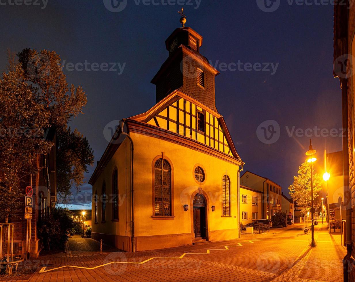 visie van de historisch Protestant kerk van walldorf in hesse gedurende zonsondergang foto