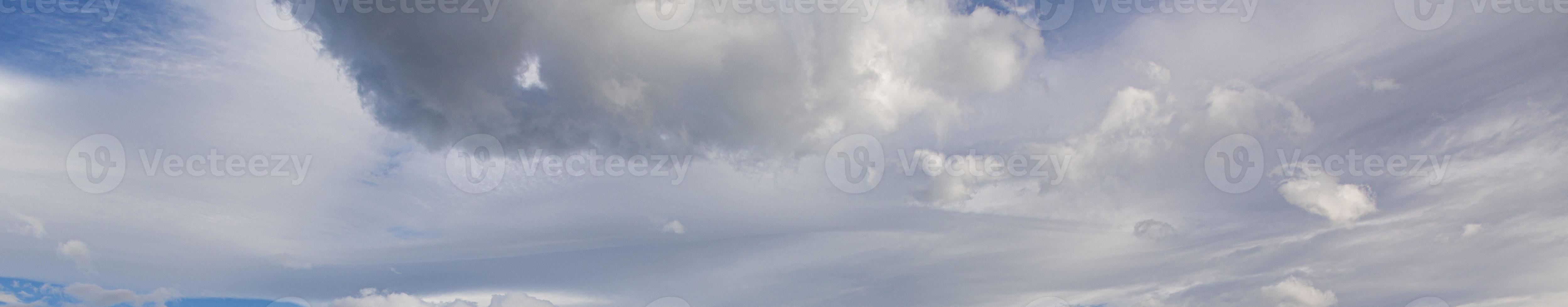 beeld van een gedeeltelijk bewolkt en gedeeltelijk Doorzichtig lucht gedurende de dag foto