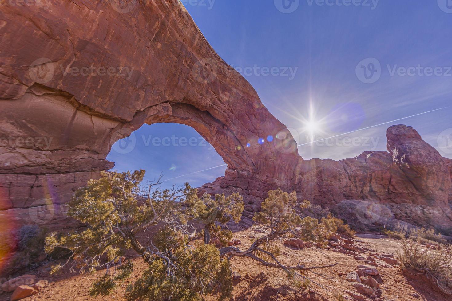 panoramisch afbeelding van natuurlijk en geologisch vraagt zich af van bogen nationaal park in Utah in winter foto