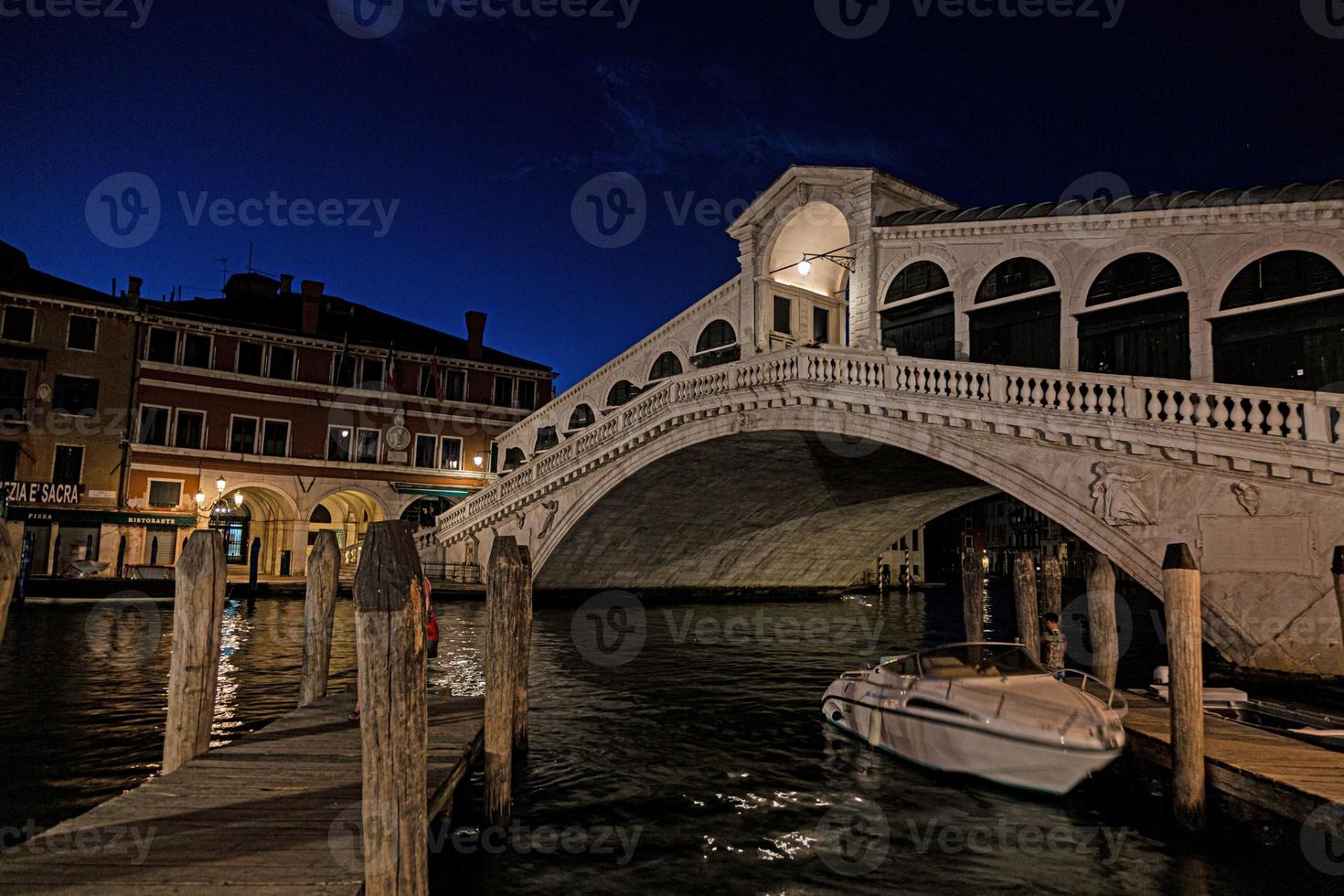 visie Aan rialto brug in Venetië zonder mensen gedurende covid-19 vergrendeling foto