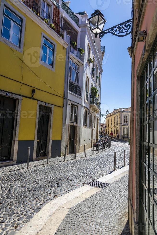 oud gebouw gevels in oud stad van Lisboa in Portugal in zomer foto