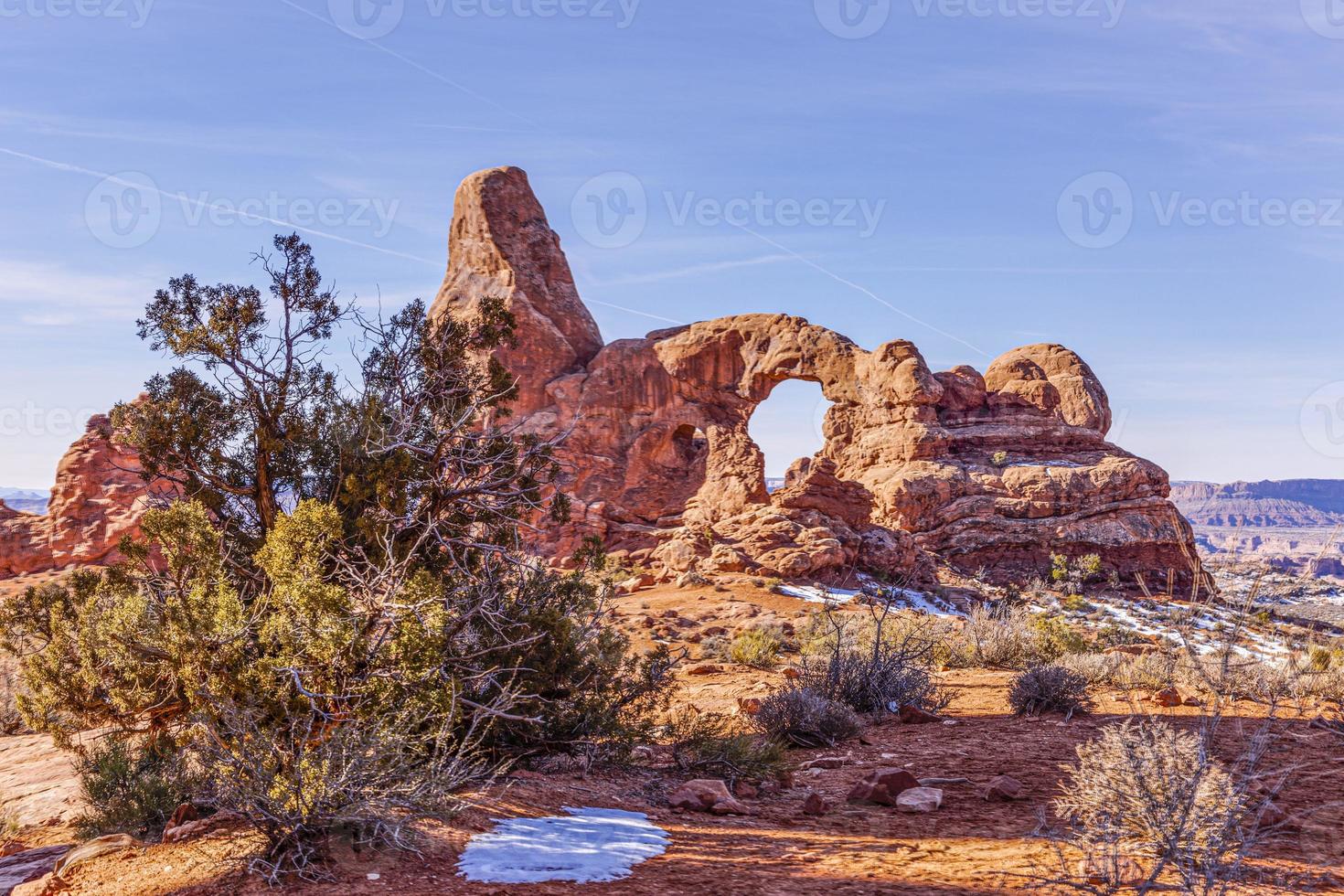 panoramisch afbeelding van natuurlijk en geologisch vraagt zich af van bogen nationaal park in Utah in winter foto