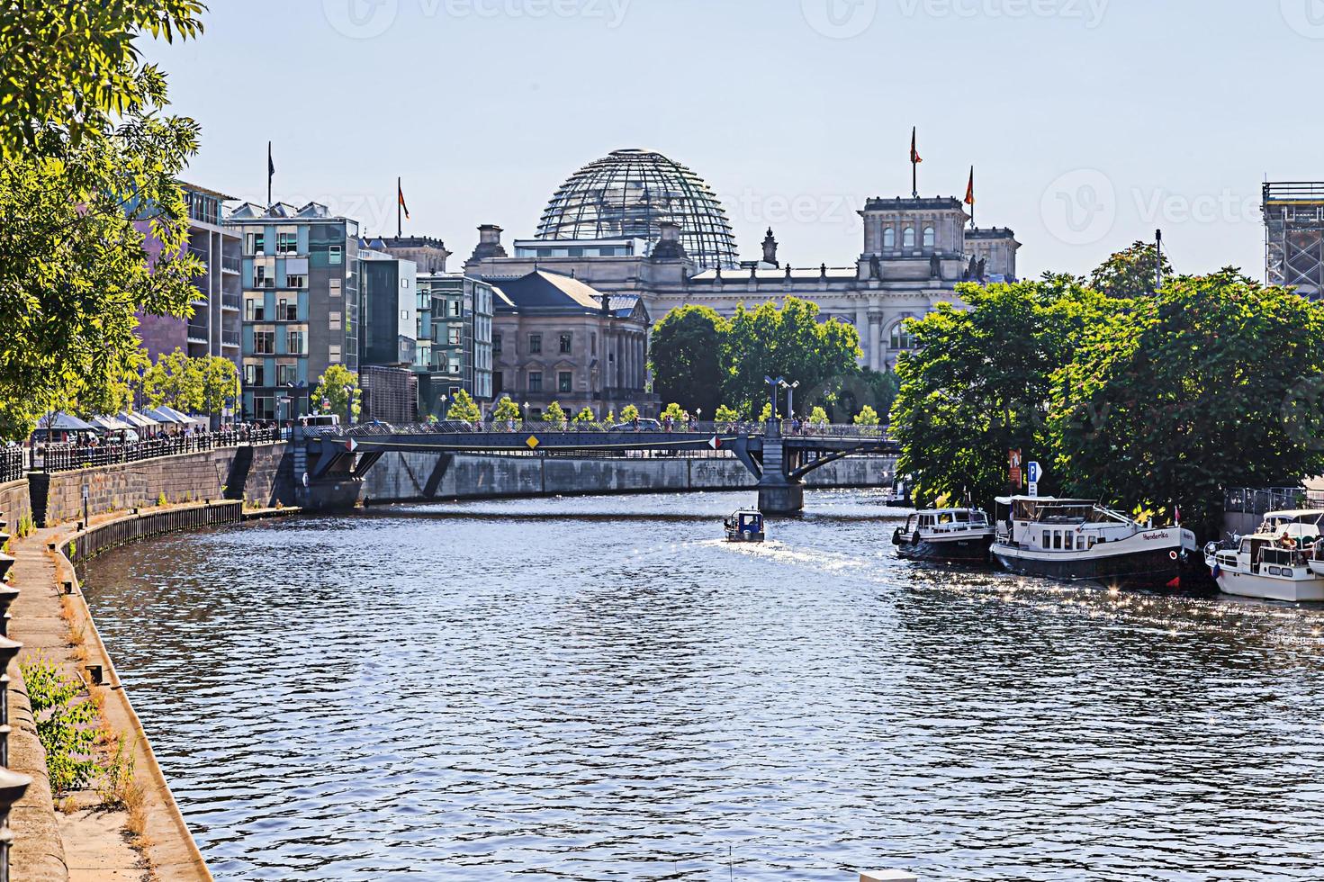 schot van de Duitse Bundestag met glas koepel met de Spree rivier- foto