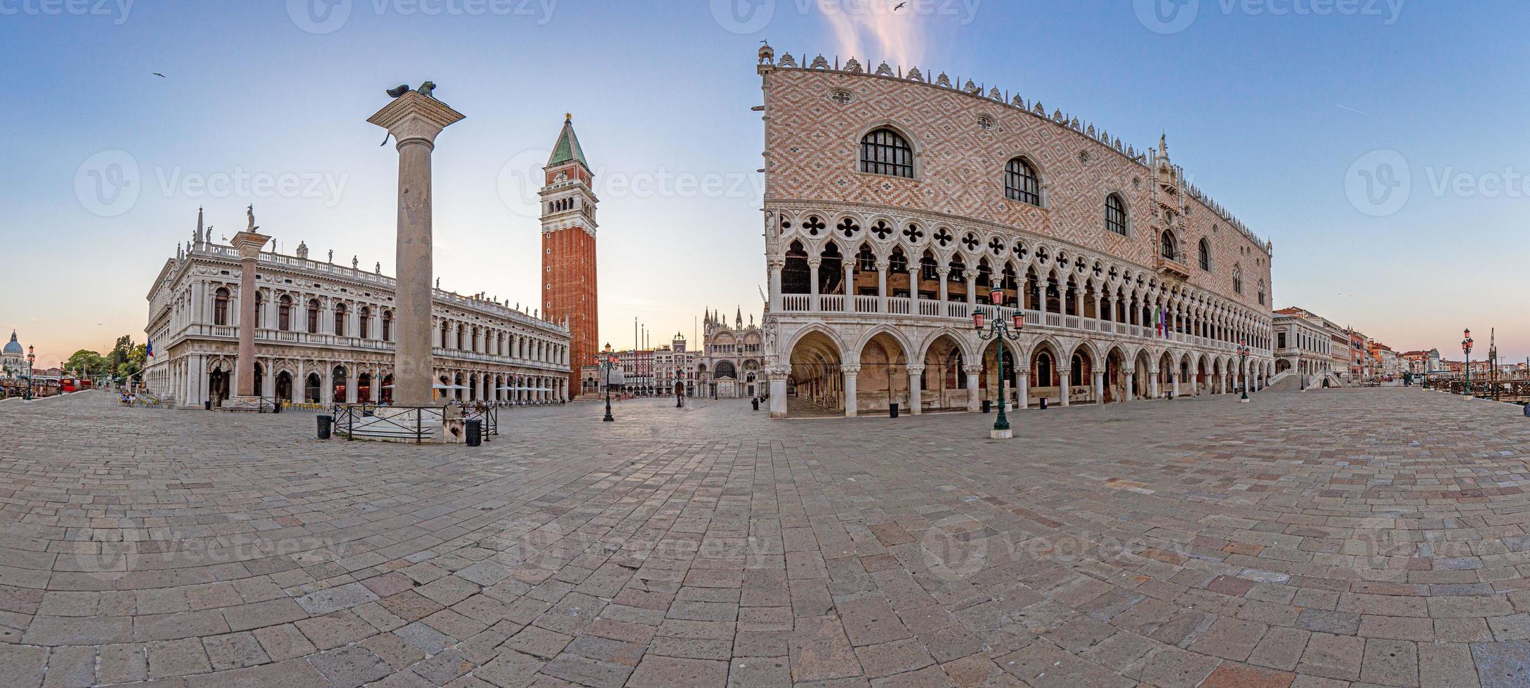 afbeelding van plein in voorkant van doge paleis in Venetië zonder bezoekers in covid-19 seizoen foto