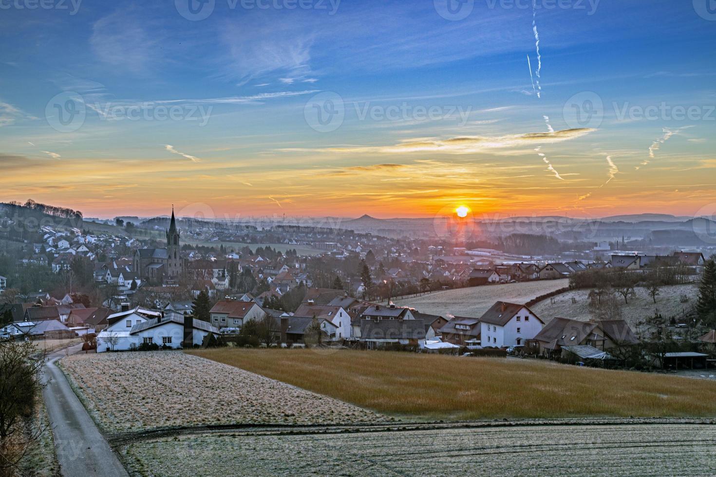 visie van Duitse dorp scherfede in noorden rijn-westfalen in de ochtend- gedurende zonsopkomst foto