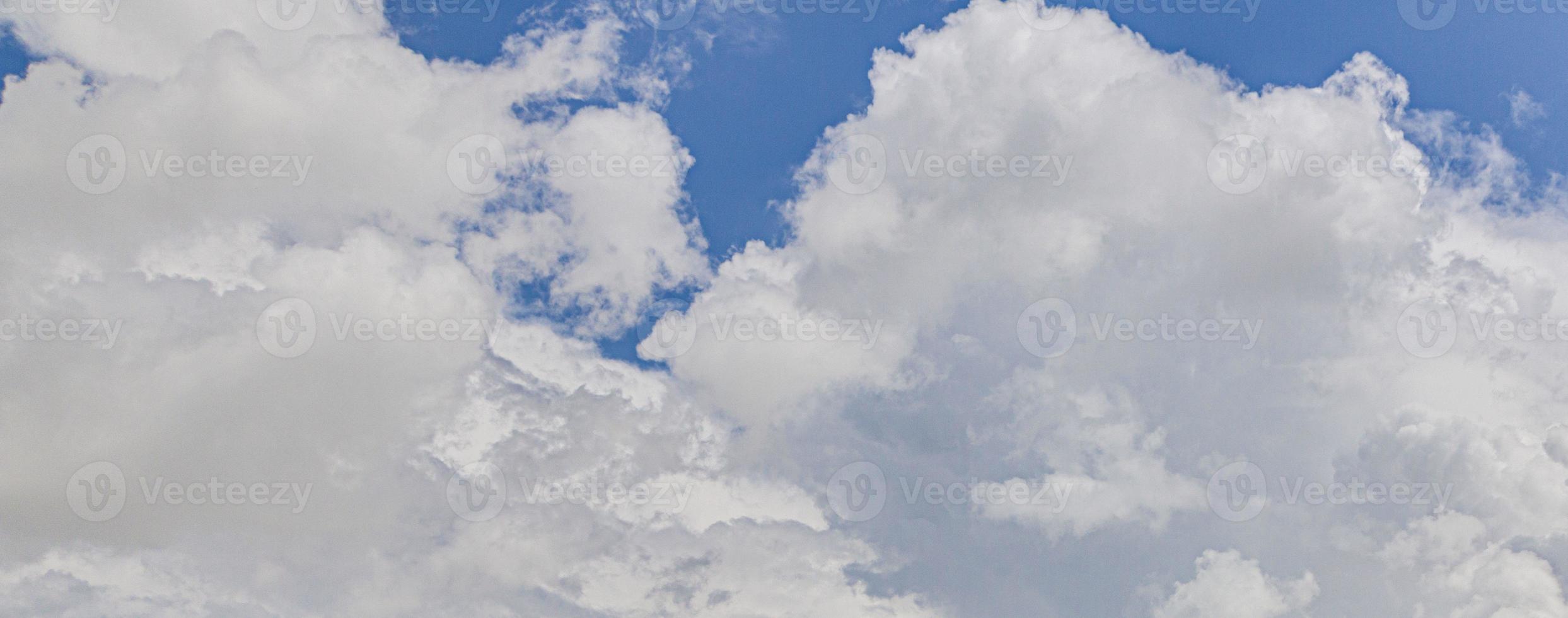 beeld van een gedeeltelijk bewolkt en gedeeltelijk Doorzichtig lucht gedurende de dag foto