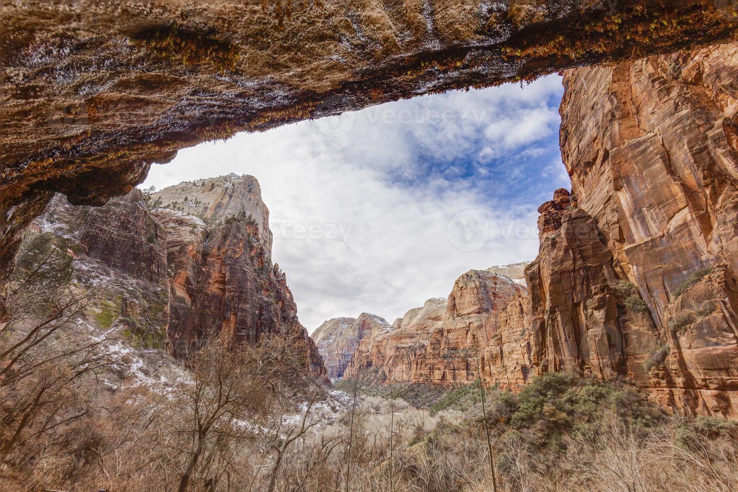 visie over- ruw kliffen van Zion nationaal park in Utah in winter foto