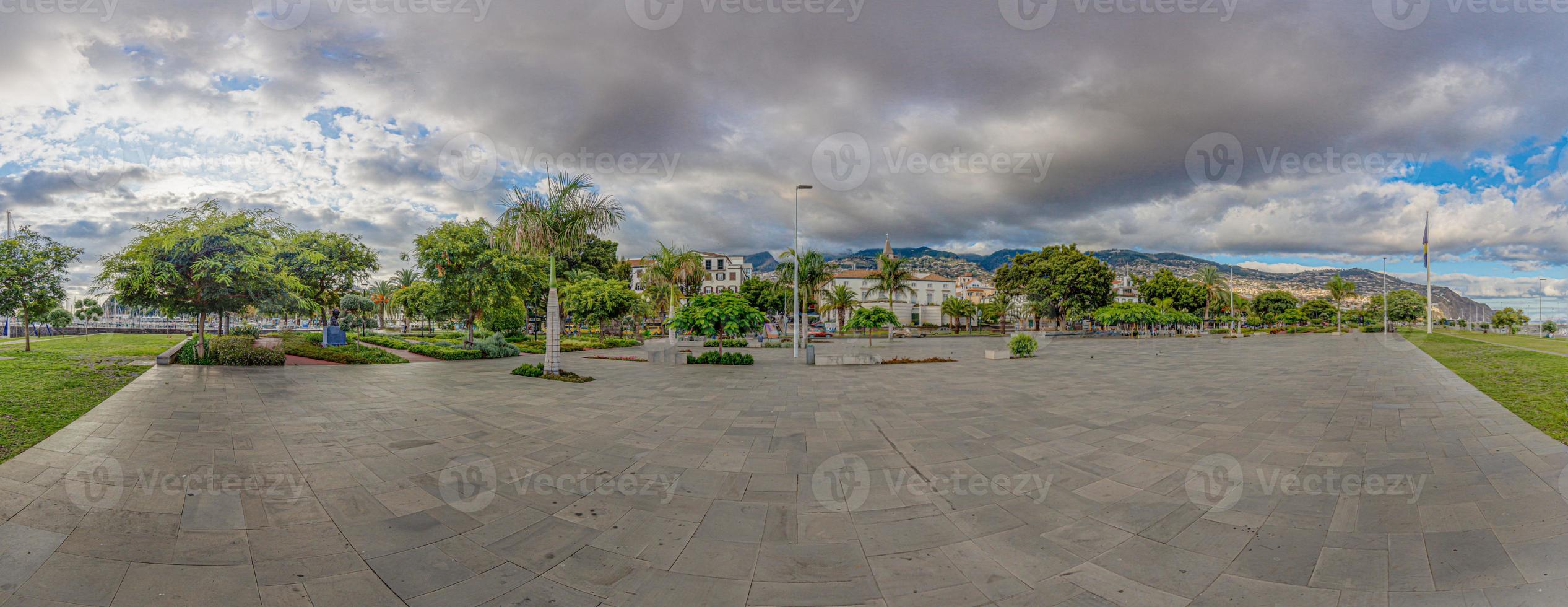 panoramisch afbeelding over- de promenade van de Funchal haven Aan de portugees eiland van Madeira in de avond foto