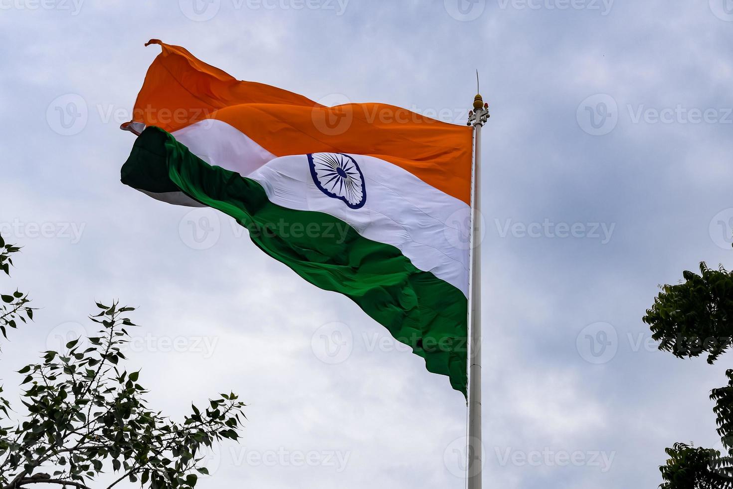 indiase vlag hoog op connaught plaats met trots in blauwe lucht, indiase vlag wapperen, indiase vlag op onafhankelijkheidsdag en republiek dag van india, tilt-up shot, wuivende indische vlag, har ghar tiranga foto