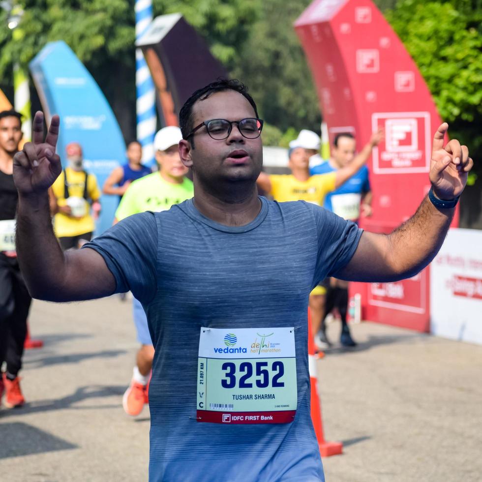 nieuw Delhi, Indië - oktober 16 2022 - vedanta Delhi voor de helft marathon ras na covid in welke marathon deelnemers over naar kruis de af hebben lijn, Delhi voor de helft marathon 2022 foto