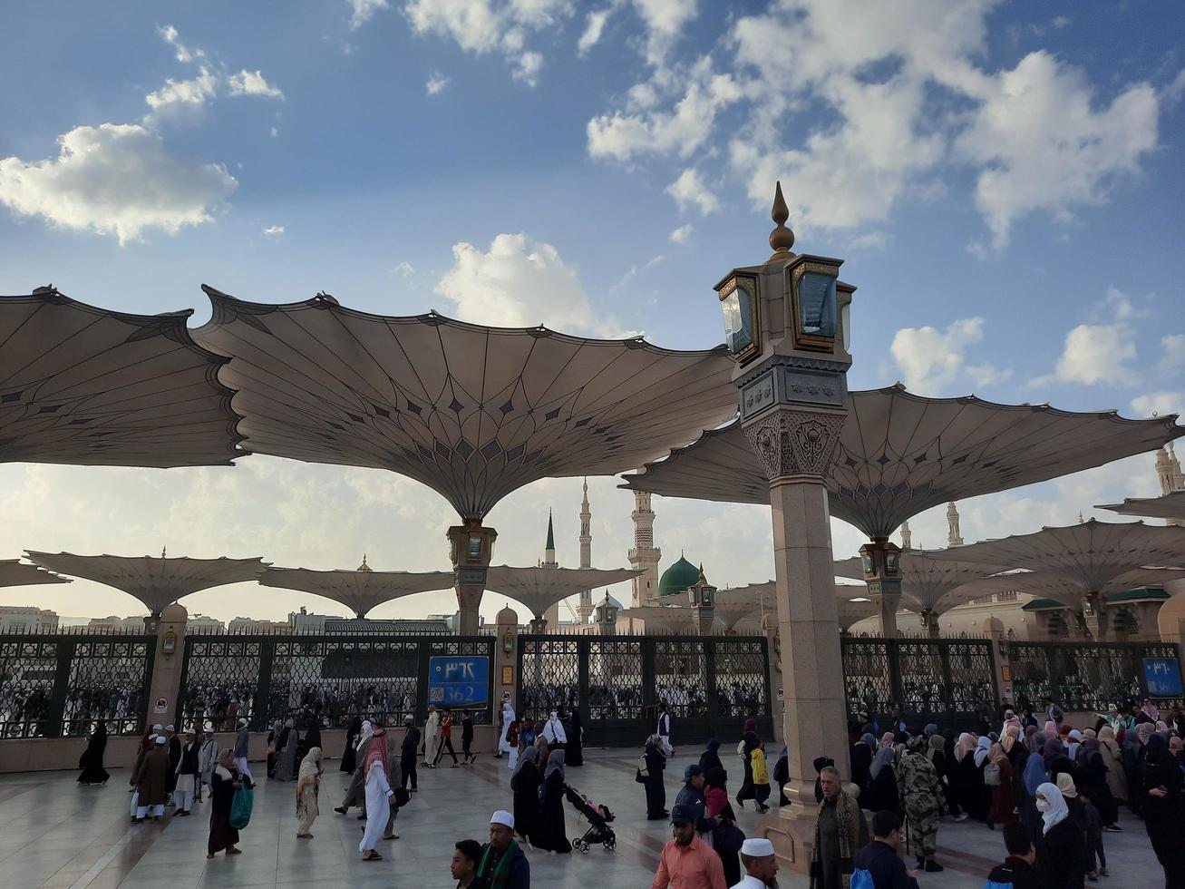 medina, saudi Arabië, dec 2022 - gedurende de dag pelgrims van allemaal over- de wereld verzamelen in de buitenste binnenplaats van masjid al nabawi, medina, saudi Arabië. foto