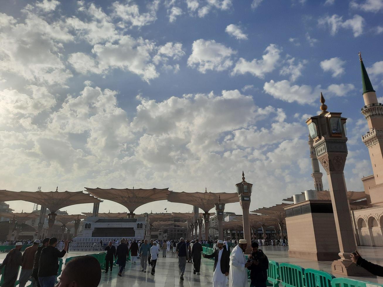 medina, saudi Arabië, dec 2022 - gedurende de dag pelgrims van allemaal over- de wereld verzamelen in de buitenste binnenplaats van masjid al nabawi, Medina, saudi Arabië. foto