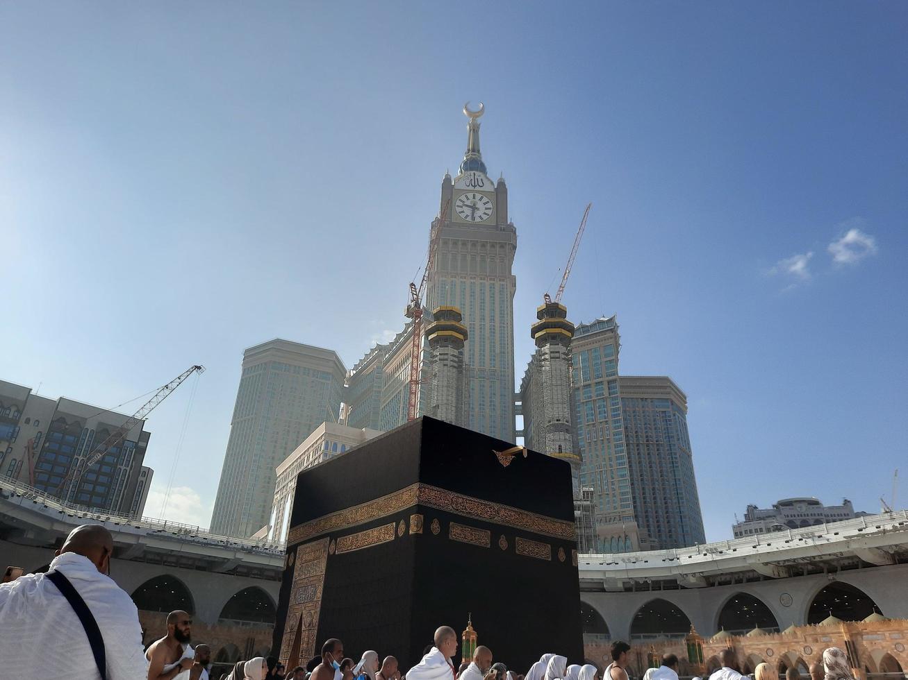 mekka, saudi Arabië, jan 2023 - mooi interieur visie van masjid al haram, mekka, saudi Arabië. pelgrims van allemaal over- de wereld zijn het uitvoeren van tawaf. foto