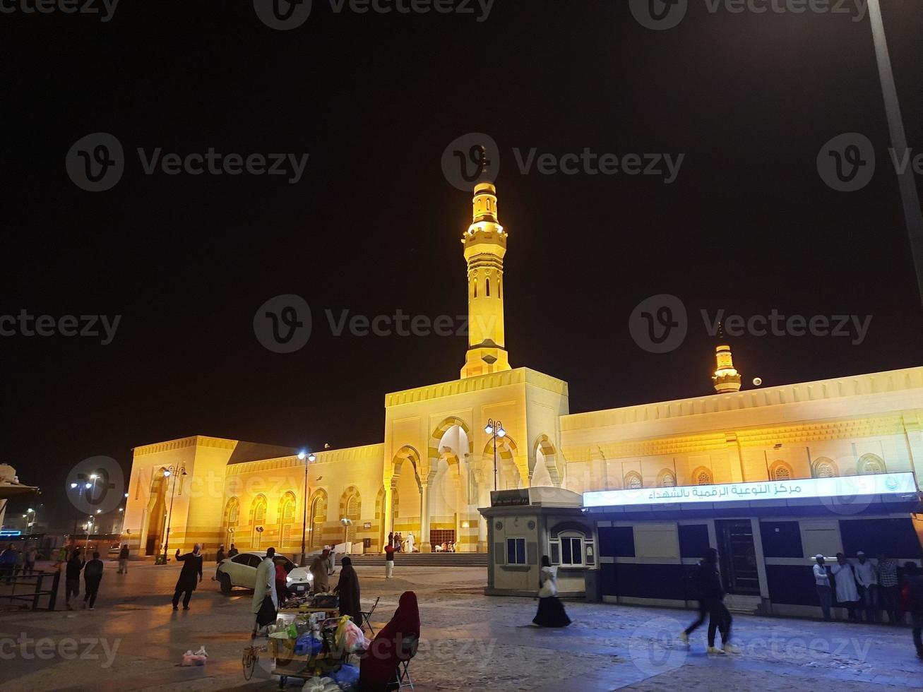 een mooi nacht visie van de zei al suhada moskee in medina, saudi Arabië. foto