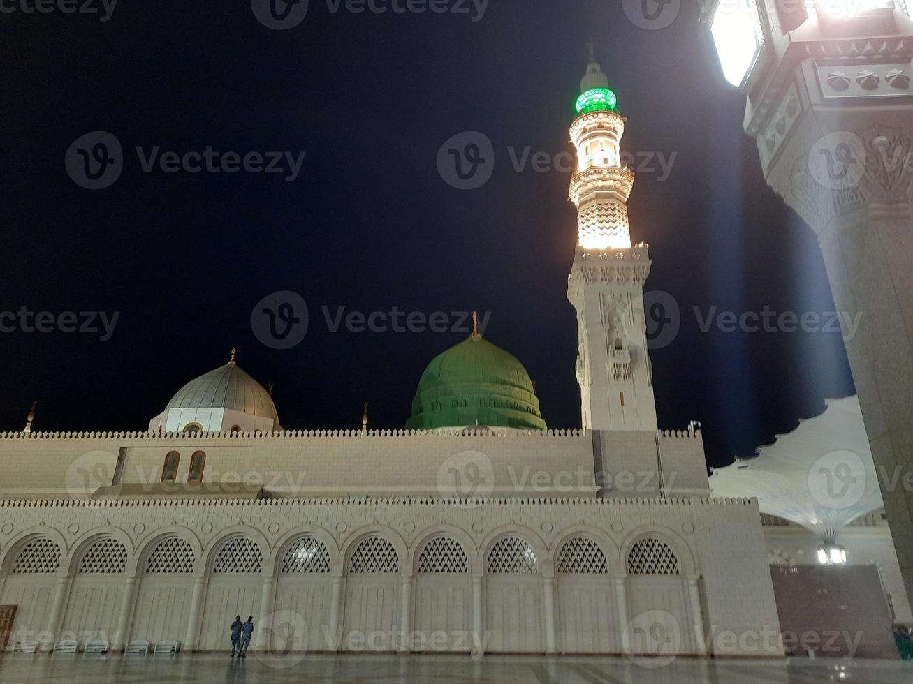 mooi visie van masjid al-nabawi, medina, saudi Arabië in nachtlichten. foto