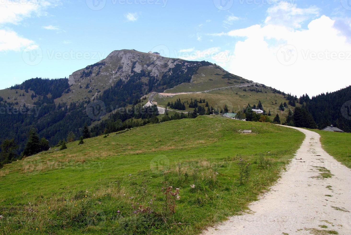 reizen naar sankt-wolfgang, Oostenrijk. de weg tussen de velden in de bergen. foto