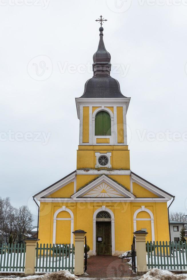 geel luthers kerk in Estland foto