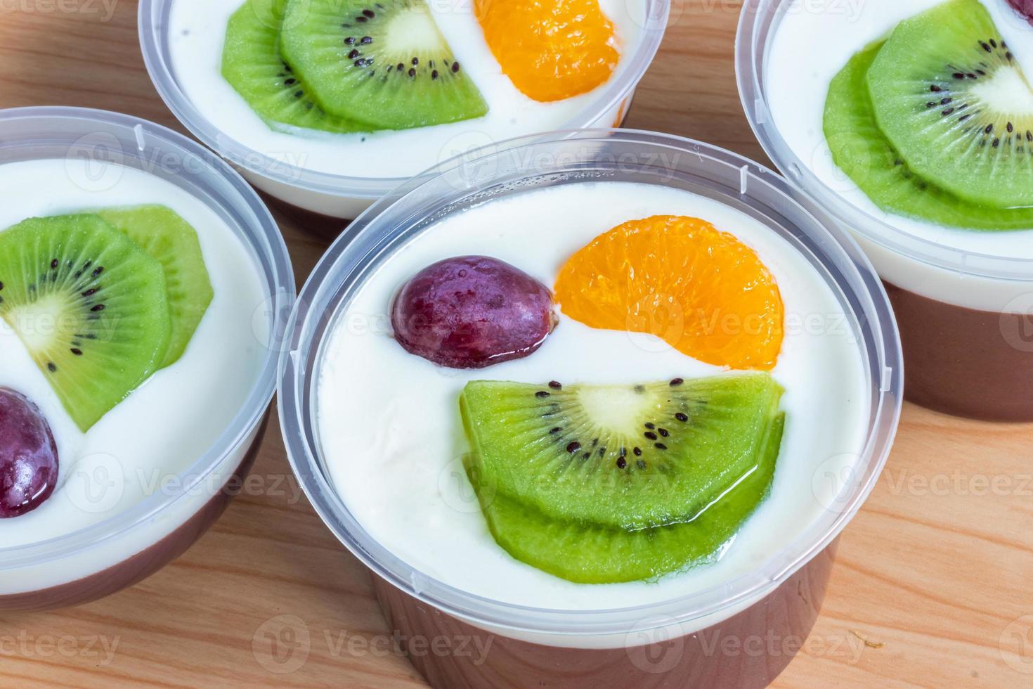 fruitig melk pudding, zoet chocola zijde pudding toetje met fruit topping foto