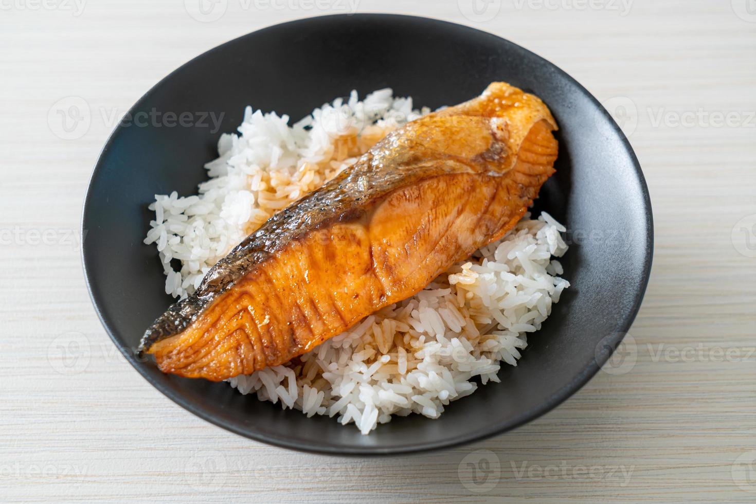 gegrilde zalm met sojasaus rijstkom foto