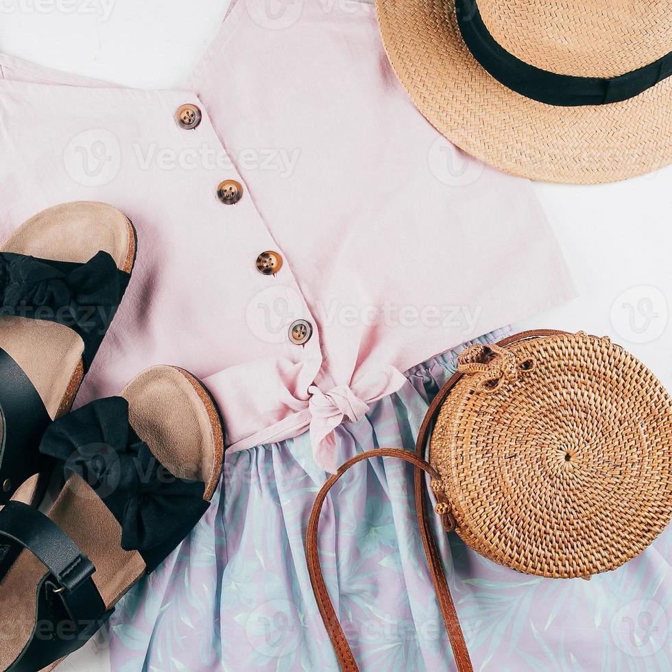 zomer vakantie kleren. vrouw mode kleding - rok, bovenkant, hoed, tas, sandalen. top visie, vlak leggen foto