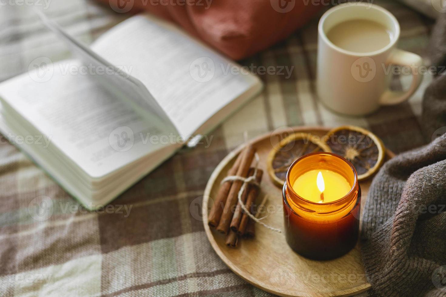 brandend kaars met houten welke in amber glas gar, Open boek en kop van koffie of thee. herfst huis decor. knus vallen humeur. foto
