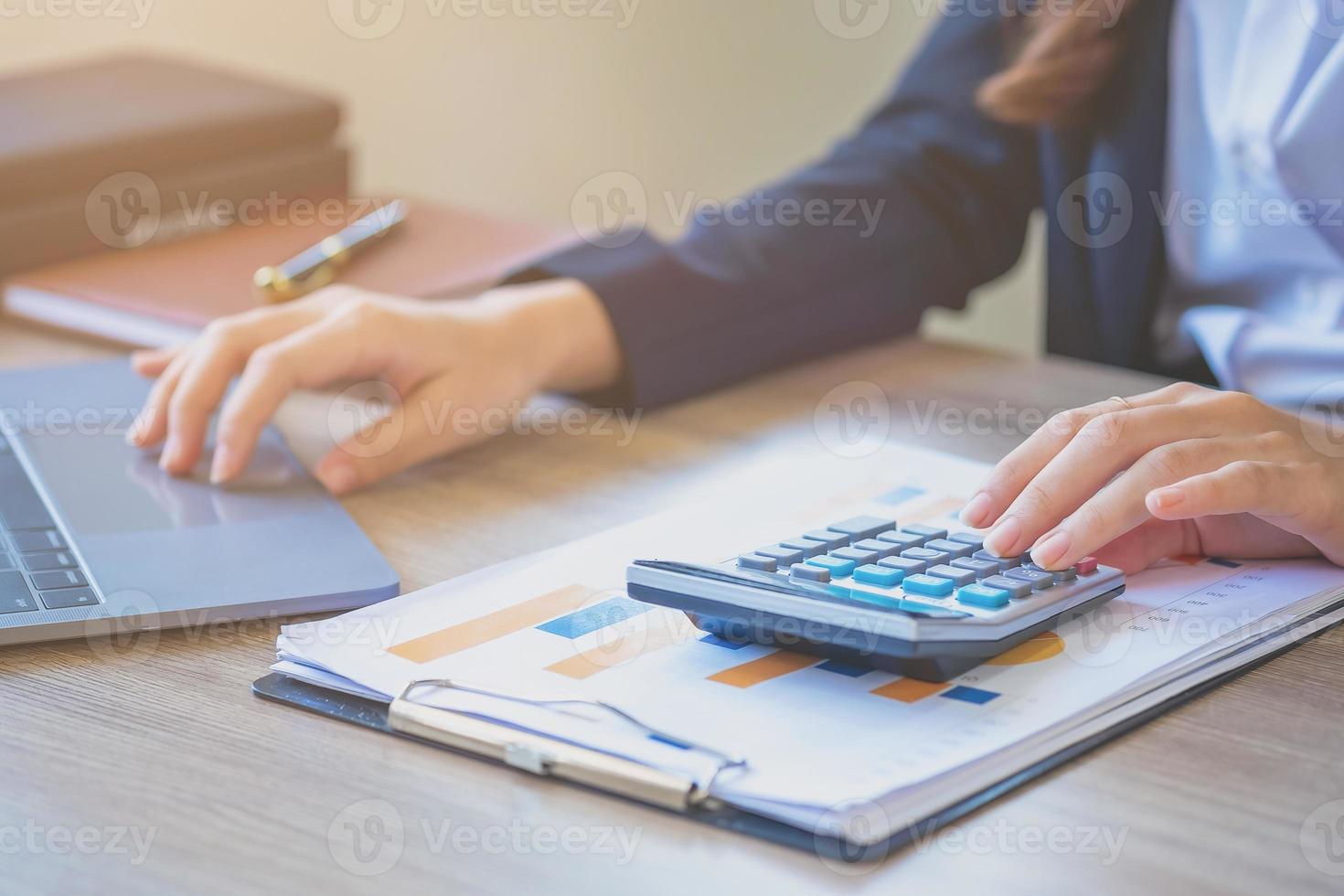 marketing, financiën, boekhouding, planning, team vrouw accountant gebruik makend van laptop rekenmachine en documenten, grafieken, grafieken in de analyse van de bedrijf is winst. foto