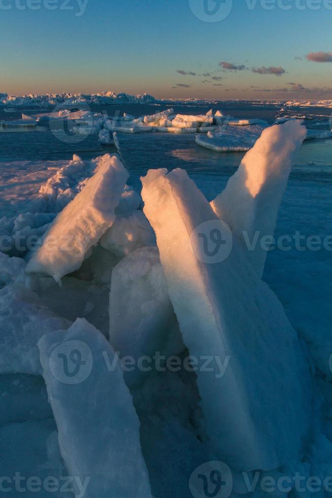 ijs drijft in de Baltisch zee foto