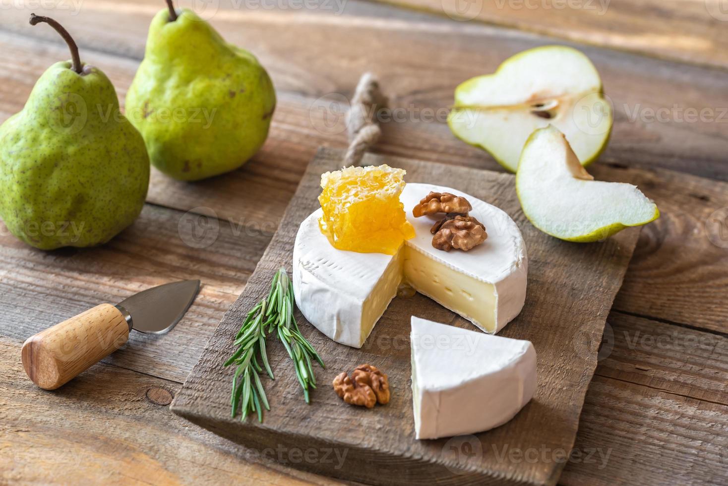 Camembert kaas met peren foto